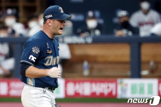 드류 루친스키가 지난 2020년 한국시리즈 4차전에서 세이브를 따낸 후 포효하고 있다. /사진=뉴스1