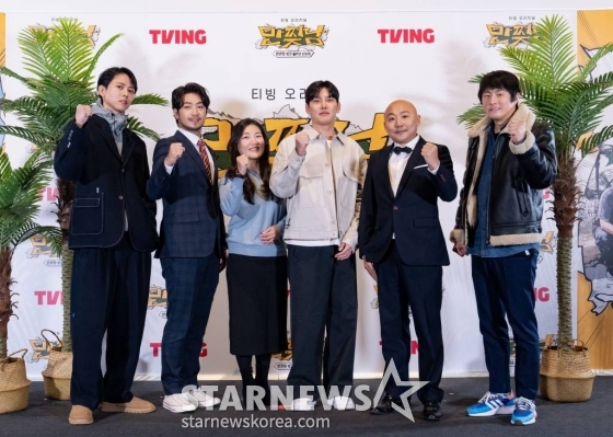 주우재, 이말년, 이보라 작가, 황재석 PD, 주호민, 기안84가 27일 오전 온라인 생중계로 진행된 티빙 새 예능 &#039;만찢남&#039; 제작발표회에 참석해 포즈를 취하고 있다.  이말년, 주호민, 기안84, 주우재 네 남자의 툰생툰사 무인도 생존기 &#039;만찢남&#039;은 오늘(27일) 첫 방송된다. /사진제공=티빙 2023.01.27 /사진=이동훈 기자 photoguy@