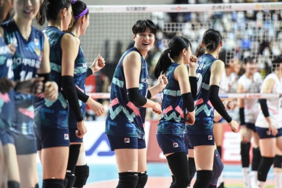 김희진(가운데)를 비롯한 여자부 M-스타 선수들이 단체 세리머니를 하고 있다./사진=한국배구연맹