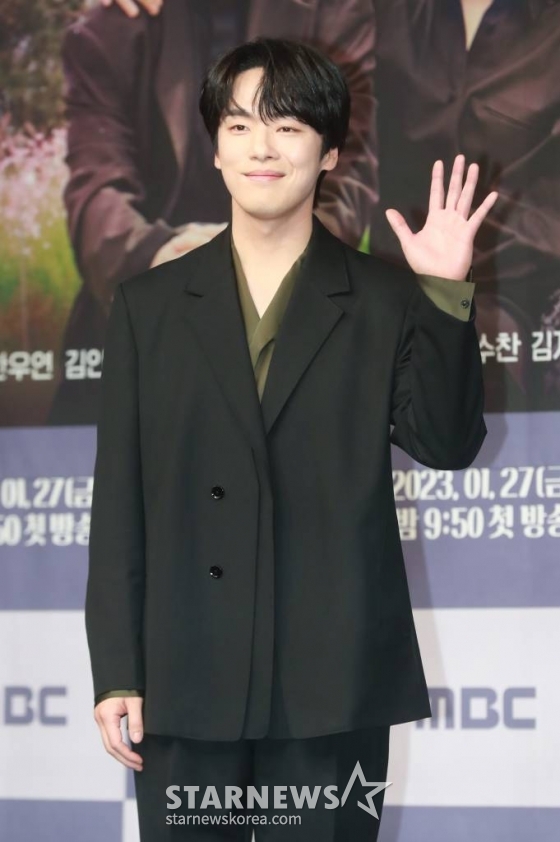 배우 김정현이 27일 오후 서울 마포구 상암동 MBC 사옥에서 진행된 금토드라마 &#039;꼭두의 계절&#039; 제작발표회에 참석해 포즈를 취하고 있다.  99년마다 인간에게 천벌을 내리러 이승에 내려오는 사신(死神) 꼭두가 신비한 능력을 가진 왕진의사 한계절을 만나 벌이는 생사여탈 판타지 로맨스 &#039;꼭두의 계절&#039;은 오늘(27일) 첫 방송된다. /2023.01.27 /사진=이동훈 기자 photoguy@
