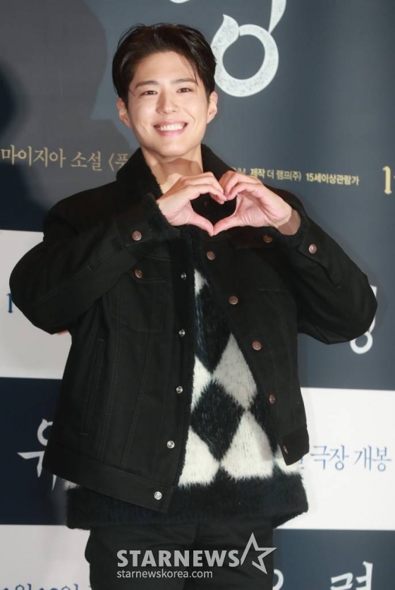 배우 박보검이 12일 오후 서울 CGV용산아이파크몰에서 진행된 영화 &#039;유령&#039;(감독 이해영) VIP시사회에 참석해 포즈를 취하고 있다.   933년 경성, 조선총독부에 항일조직이 심어놓은 스파이 &#039;유령&#039;으로 의심받으며 외딴 호텔에 갇힌 용의자들이 의심을 뚫고 탈출하기 위해 벌이는 사투와 진짜 &#039;유령&#039;의 멈출 수 없는 작전을 그린 영화 &#039;유령&#039;은 오는 18일 개봉한다. /2023.01.12 /사진=이동훈 기자 photoguy@