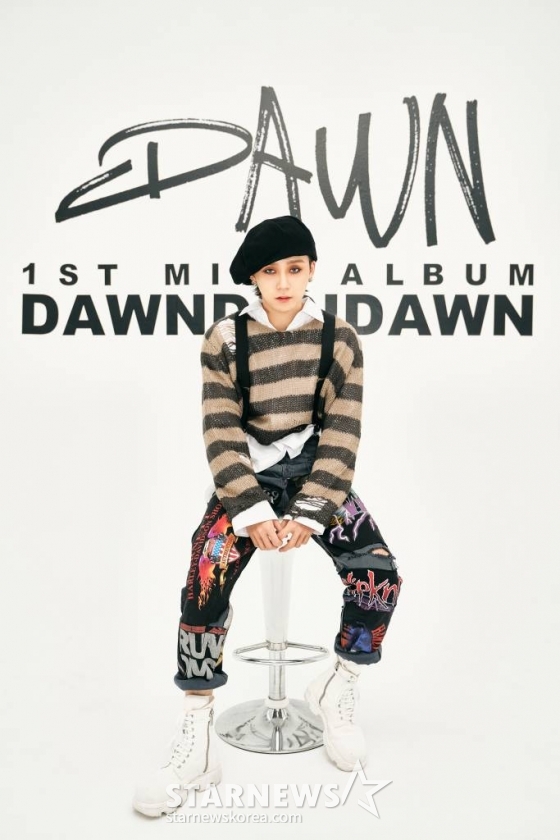 가수 던(DAWN)이 8일 오후 온라인으로 생중계된 미니앨범 '던디리던(DAWNDIDIDAWN)' 쇼케이스에서 포즈를 취하고 있다.   타이틀곡 '던디리던'은 808 사운드의 미니멀한 힙합 장르의 곡으로, 휘파람 리프와 드럼 비트가 인상적이다. 제시가 피처링 참여와 더불어 뮤직비디오에도 출연했고, 소속사 피네이션 수장 싸이가 전체 프로듀싱 및 애드리브에 참여했다. / 사진제공 = 피네이션 /사진=김창현 기자 chmt@