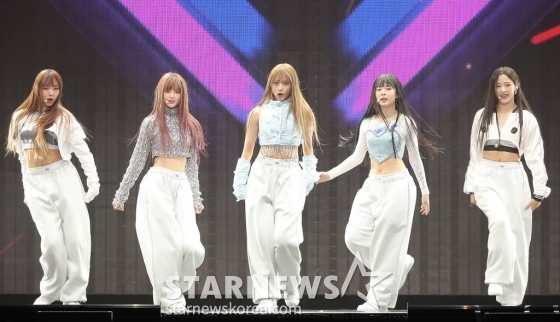 걸그룹 뉴진스가 13일 오후 일본 나고야 니혼가이시홀에서 열린 스타뉴스-미디어보이 주최 &#039;2022 Asia Artist Awards IN JAPAN&#039;(2022 아시아 아티스트 어워즈, 이하 2022 AAA)에서 멋진 무대를 선보이고 있다.  뉴진스는 이날 대상인 올해의 퍼포먼스상과 신인상을 동시에 수상하는 쾌거를 이뤘다.   스타뉴스와 미디어보이가 주최하고 Asia Artist Awards 조직위원회와 더스타파트너, 컬쳐 엔터테인먼트가 공동 주관하는 글로벌 NO.1 시상식 &#039;2022 AAA&#039;에는 올 한 해 동안 국내외에서 많은 사랑을 받은 가수, 배우들이 참석해 눈을 뗄 수 없는 화려한 글로벌 축제의 장을 펼쳤다. 2022.12.13 /사진=김창현 기자 chmt@