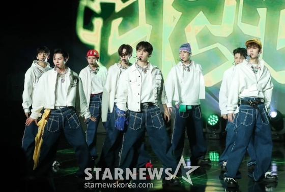 그룹 에잇턴(8TURN)이 30일 오후 서울 강남구 청담동 일지아트홀에서 진행된 첫 번째 미니앨범 &#039;8TURNRISE(에잇턴라이즈)&#039; 발매 기념 쇼케이스에 참석해 멋진 무대를 선보이고 있다.  &#039;8TURNRISE&#039;는 익숙함에 물든 세상을 깨우는 8TURN의 첫 번째 움직임을 담아낸 앨범이다. 무한한 가능성을 지닌 여덟 멤버가 총 다섯 개 트랙으로 ‘나를 나타내는 가치는 곧 나 자신이다’라는 메시지를 전한다. 2023.01.30 /사진=김창현 기자 chmt@