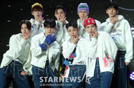 그룹 에잇턴(8TURN)이 30일 오후 서울 강남구 청담동 일지아트홀에서 진행된 첫 번째 미니앨범 '8TURNRISE(에잇턴라이즈)' 발매 기념 쇼케이스에 참석해 포즈를 취하고 있다. '8TURNRISE'는 익숙함에 물든 세상을 깨우는 8TURN의 첫 번째 움직임을 담아낸 앨범이다. 무한한 가능성을 지닌 여덟 멤버가 총 다섯 개 트랙으로 ‘나를 나타내는 가치는 곧 나 자신이다’라는 메시지를 전한다. 2023.01.30 /사진=김창현 기자 chmt@