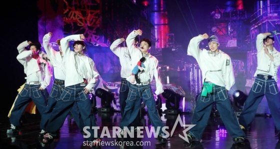 그룹 에잇턴(8TURN)이 30일 오후 서울 강남구 청담동 일지아트홀에서 진행된 첫 번째 미니앨범 '8TURNRISE(에잇턴라이즈)' 발매 기념 쇼케이스에 참석해 멋진 무대를 선보이고 있다. '8TURNRISE'는 익숙함에 물든 세상을 깨우는 8TURN의 첫 번째 움직임을 담아낸 앨범이다. 무한한 가능성을 지닌 여덟 멤버가 총 다섯 개 트랙으로 ‘나를 나타내는 가치는 곧 나 자신이다’라는 메시지를 전한다. 2023.01.30 /사진=김창현 기자 chmt@