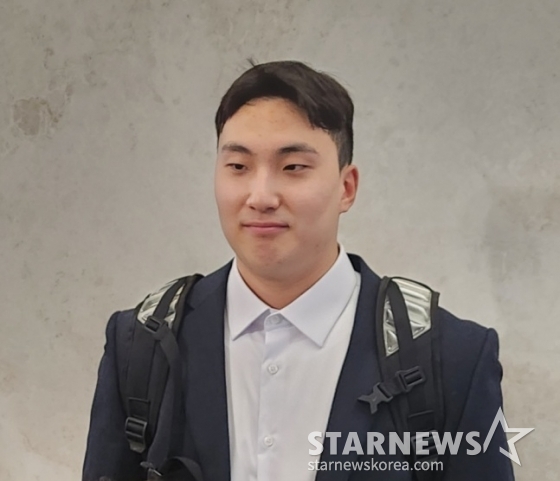 KIA 정해영이 30일 인천국제공항에서 출국을 앞두고 취재진의 인터뷰에 임하고 있다./사진=김동윤 기자