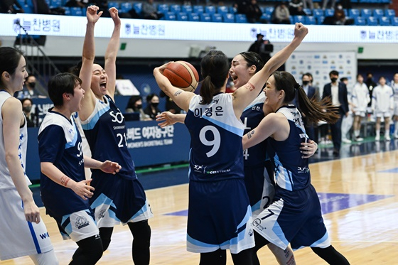 아산 우리은행을 이기고 기뻐하는 인천 신한은행 선수들. /사진=WKBL 제공