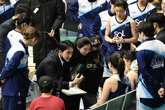인천 신한은행 작전타임. /사진=WKBL 제공