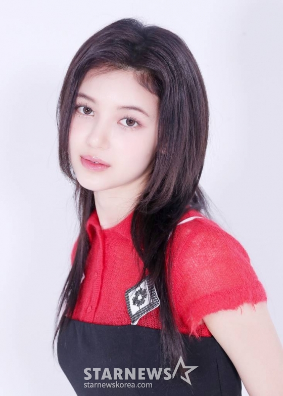걸그룹 뉴진스(NewJeans, 민지 하니 다니엘 해린 혜인)가 '2022 아시아 아티스트 어워즈 인 재팬'(2022 Asia Artist Awards In JAPAN, 이하 2022 AAA)에서 대상과 신인상을 동시 수상하며 대세임을 입증했다. 뉴진스 해린이 스타뉴스와 '2022 AAA' 수상 인터뷰에 앞서 포즈를 취하고 있다. 2022년 7월 가요계 정식 데뷔 이후 채 7개월이 지난 가운데 데뷔곡 'Attention'을 시작으로 'Hype Boy' 'Cookie'가 연이은 대박을 터트렸고 'Ditto'에 이어 'OMG'까지 엄청난 성과를 만들어 냈다. 이에 힘입어 뉴진스는 지난해 연말 일본 나고야에서 열린 '2022 AAA'에서의 올해의 퍼포먼스(대상), 신인상 2관왕 수상을 비롯해 가요 시상식을 그야말로 싹쓸이했다. 또 뉴진스는 최근 수록곡 'Ditto'와 타이틀곡 'OMG'로 미국 빌보드 메인 차트인 '핫 100'에 입성하는 신기록을 작성했다. 데뷔 6개월 만의 빌보드 '핫 100' 진입은 K-팝 아티스트 중 최단기간 신기록이자, 2016년 9월 이후 데뷔한 K-팝 아티스트로는 뉴진스가 처음이다. 빌보드가 공개한 최신 차트(1월 28일 자)에 따르면, 'Ditto는 '핫 100'에서 85위로 순위를 끌어올리며 2주 연속 차트인했고, 'OMG'는 91위로 차트에 진입했다. /사진=김창현 기자 chmt@