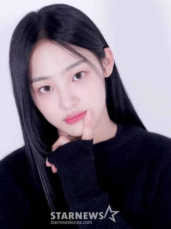 걸그룹 뉴진스(NewJeans, 민지 하니 다니엘 해린 혜인)가 '2022 아시아 아티스트 어워즈 인 재팬'(2022 Asia Artist Awards In JAPAN, 이하 2022 AAA)에서 대상과 신인상을 동시 수상하며 대세임을 입증했다. 뉴진스 민지가 스타뉴스와 '2022 AAA' 수상 인터뷰에 앞서 포즈를 취하고 있다. 2022년 7월 가요계 정식 데뷔 이후 채 7개월이 지난 가운데 데뷔곡 'Attention'을 시작으로 'Hype Boy' 'Cookie'가 연이은 대박을 터트렸고 'Ditto'에 이어 'OMG'까지 엄청난 성과를 만들어 냈다. 이에 힘입어 뉴진스는 지난해 연말 일본 나고야에서 열린 '2022 AAA'에서의 올해의 퍼포먼스(대상), 신인상 2관왕 수상을 비롯해 가요 시상식을 그야말로 싹쓸이했다. 또 뉴진스는 최근 수록곡 'Ditto'와 타이틀곡 'OMG'로 미국 빌보드 메인 차트인 '핫 100'에 입성하는 신기록을 작성했다. 데뷔 6개월 만의 빌보드 '핫 100' 진입은 K-팝 아티스트 중 최단기간 신기록이자, 2016년 9월 이후 데뷔한 K-팝 아티스트로는 뉴진스가 처음이다. 빌보드가 공개한 최신 차트(1월 28일 자)에 따르면, 'Ditto는 '핫 100'에서 85위로 순위를 끌어올리며 2주 연속 차트인했고, 'OMG'는 91위로 차트에 진입했다. /사진=김창현 기자 chmt@