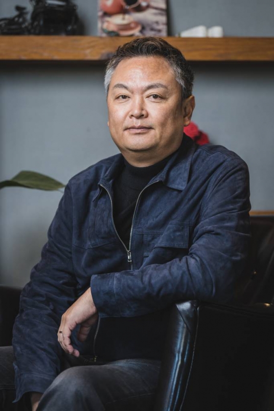 디즈니플러스 오리지널 시리즈 &#039;카지노&#039;의 강윤성 감독이 31일 진행된 인터뷰를 위해 포즈를 취하고 있다. /사진제공=월트디즈니컴퍼니코리아 2023.01.31 /사진=이동훈 기자 photoguy@