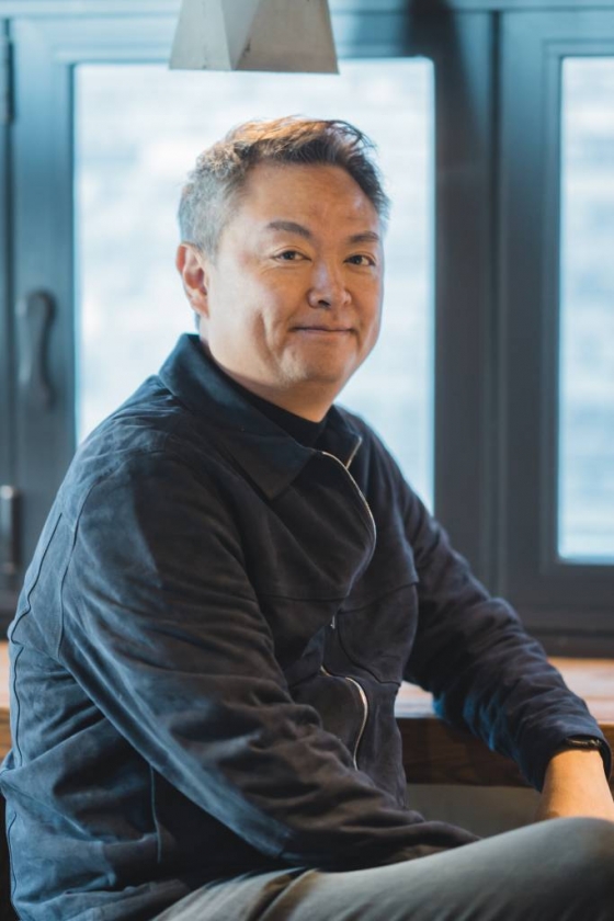 디즈니플러스 오리지널 시리즈 &#039;카지노&#039;의 강윤성 감독이 31일 진행된 인터뷰를 위해 포즈를 취하고 있다. /사진제공=월트디즈니컴퍼니코리아 2023.01.31 /사진=이동훈 기자 photoguy@