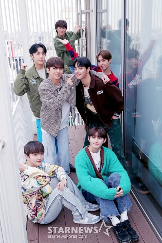 그룹 ATBO가 서울 강남구 IST엔터테인먼트 사옥에서 스타뉴스와 &#039;2022 아시아 아티스트 어워즈&#039;(2022 Asia Artist Awards, 이하 2022 AAA) 수상 인터뷰에 앞서 포즈를 취하고 있다.  ATBO는 &#039;2022 AAA&#039;에서 AAA 포커스상을 거머쥐며 앞으로의 활약에 기대를 모았다.  ATBO는 지난해 7월 &#039;더 비기닝 : 개화&#039;(The Beginning : 開花&#039;)&#039;를 발매하며 가요계에 첫 발을 내딛었다. 이후 지난해 10월에는 미니 2집 &#039;더 비기닝: 시작&#039;(The beginning: 始作)을 발매, &#039;열일&#039; 행보를 이어왔다.  미니 2집 컴백 당시 &#039;커리어 하이&#039;를 달성하기도 했다. 헌터차트에 따르면 &#039;더 비기닝 : 시작&#039;은 초동초동 판매량(발매 후 첫 일주일간 음반 판매량) 약 8만 장을 기록했다. /사진=김창현 기자 chmt@