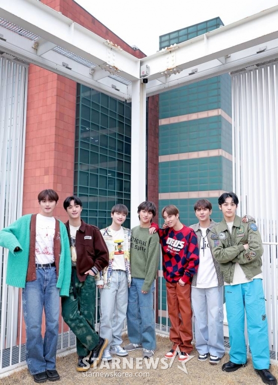 그룹 ATBO가 서울 강남구 IST엔터테인먼트 사옥에서 스타뉴스와 &#039;2022 아시아 아티스트 어워즈&#039;(2022 Asia Artist Awards, 이하 2022 AAA) 수상 인터뷰에 앞서 포즈를 취하고 있다.  ATBO는 &#039;2022 AAA&#039;에서 AAA 포커스상을 거머쥐며 앞으로의 활약에 기대를 모았다.  ATBO는 지난해 7월 &#039;더 비기닝 : 개화&#039;(The Beginning : 開花&#039;)&#039;를 발매하며 가요계에 첫 발을 내딛었다. 이후 지난해 10월에는 미니 2집 &#039;더 비기닝: 시작&#039;(The beginning: 始作)을 발매, &#039;열일&#039; 행보를 이어왔다.  미니 2집 컴백 당시 &#039;커리어 하이&#039;를 달성하기도 했다. 헌터차트에 따르면 &#039;더 비기닝 : 시작&#039;은 초동초동 판매량(발매 후 첫 일주일간 음반 판매량) 약 8만 장을 기록했다. /사진=김창현 기자 chmt@