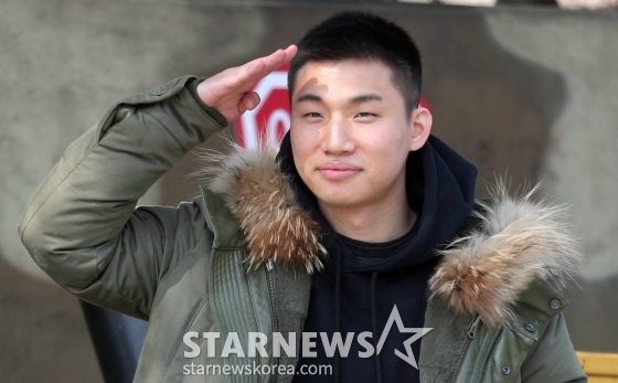 그룹 빅뱅 대성이 13일 오후 강원도 화천군 27사단 이기자 부대 신병교육대에 입소하고 있다. /사진=김창현 기자 chmt@