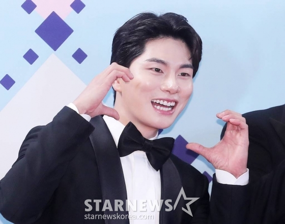 배우 이이경이 29일 오후 서울 마포구 상암동 MBC사옥에서 진행된 &#039;2022 MBC 방송연예대상&#039; 레드카펫 행사에 참석해 포즈를 취하고 있다. 2022.12.29 /사진=김창현 기자 chmt@