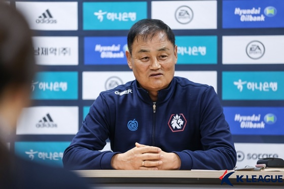 2일 기자회견에 임하는 최윤겸 감독./사진=한국프로축구연맹 제공