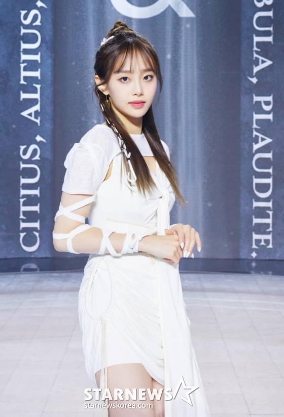 걸그룹 &#039;이달의 소녀&#039; 츄가 28일 오후 온라인 생중계로 진행된 네 번째 미니앨범 &#039;&amp;&#039;(앤드) 발매 쇼케이스에 앞서 포즈를 취하고 있다. /사진제공=블록베리크리에이티브 2021.06.28 /사진=이동훈 기자 photoguy@