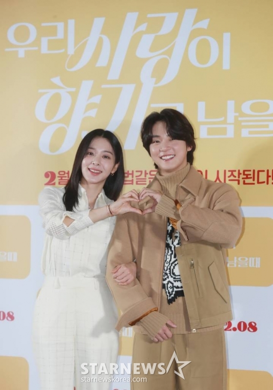 배우 설인아, 윤시윤이 2일 오전 서울 광진구 롯데시네마 건대입구점에서 진행된 영화 &#039;우리 사랑이 향기로 남을 때&#039;(감독 임성용) 언론시사회에 참석해 포즈를 취하고 있다.  일도 연애도 마음 같지 않은 창수(윤시윤 분)와 모든 걸 가졌지만 연애는 쉽지 않은 아라(설인아 분), 두 사람의 앞에 사랑에 빠지게 만드는 향수가 등장하며 펼쳐지는 로맨스 &#039;우리 사랑이 향기로 남을 때&#039;는 오는 8일 개봉한다. /2023.02.02 /사진=이동훈 기자 photoguy@