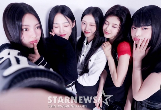걸그룹 뉴진스(NewJeans, 민지 하니 다니엘 해린 혜인)가 &#039;2022 아시아 아티스트 어워즈 인 재팬&#039;(2022 Asia Artist Awards In JAPAN, 이하 2022 AAA)에서 대상과 신인상을 동시 수상하며 대세임을 입증했다.  뉴진스가 스타뉴스와 &#039;2022 AAA&#039; 수상 인터뷰에 앞서 포즈를 취하고 있다.   2022년 7월 가요계 정식 데뷔 이후 채 7개월이 지난 가운데 데뷔곡 &#039;Attention&#039;을 시작으로 &#039;Hype Boy&#039; &#039;Cookie&#039;가 연이은 대박을 터트렸고 &#039;Ditto&#039;에 이어 &#039;OMG&#039;까지 엄청난 성과를 만들어 냈다.  이에 힘입어 뉴진스는 지난해 연말 일본 나고야에서 열린 &#039;2022 AAA&#039;에서의 올해의 퍼포먼스(대상), 신인상 2관왕 수상을 비롯해 가요 시상식을 그야말로 싹쓸이했다.   또 뉴진스는 최근 수록곡 &#039;Ditto&#039;와 타이틀곡 &#039;OMG&#039;로 미국 빌보드 메인 차트인 &#039;핫 100&#039;에 입성하는 신기록을 작성했다. 데뷔 6개월 만의 빌보드 &#039;핫 100&#039; 진입은 K-팝 아티스트 중 최단기간 신기록이자, 2016년 9월 이후 데뷔한 K-팝 아티스트로는 뉴진스가 처음이다. 빌보드가 공개한 최신 차트(1월 28일 자)에 따르면, &#039;Ditto는 &#039;핫 100&#039;에서 85위로 순위를 끌어올리며 2주 연속 차트인했고, &#039;OMG&#039;는 91위로 차트에 진입했다. /사진=김창현 기자 chmt@