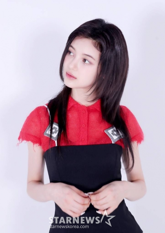 걸그룹 뉴진스(NewJeans, 민지 하니 다니엘 해린 혜인)가 &#039;2022 아시아 아티스트 어워즈 인 재팬&#039;(2022 Asia Artist Awards In JAPAN, 이하 2022 AAA)에서 대상과 신인상을 동시 수상하며 대세임을 입증했다.  뉴진스 해린이 스타뉴스와 &#039;2022 AAA&#039; 수상 인터뷰에 앞서 포즈를 취하고 있다.  2022년 7월 가요계 정식 데뷔 이후 채 7개월이 지난 가운데 데뷔곡 &#039;Attention&#039;을 시작으로 &#039;Hype Boy&#039; &#039;Cookie&#039;가 연이은 대박을 터트렸고 &#039;Ditto&#039;에 이어 &#039;OMG&#039;까지 엄청난 성과를 만들어 냈다.  이에 힘입어 뉴진스는 지난해 연말 일본 나고야에서 열린 &#039;2022 AAA&#039;에서의 올해의 퍼포먼스(대상), 신인상 2관왕 수상을 비롯해 가요 시상식을 그야말로 싹쓸이했다.  또 뉴진스는 최근 수록곡 &#039;Ditto&#039;와 타이틀곡 &#039;OMG&#039;로 미국 빌보드 메인 차트인 &#039;핫 100&#039;에 입성하는 신기록을 작성했다. 데뷔 6개월 만의 빌보드 &#039;핫 100&#039; 진입은 K-팝 아티스트 중 최단기간 신기록이자, 2016년 9월 이후 데뷔한 K-팝 아티스트로는 뉴진스가 처음이다. 빌보드가 공개한 최신 차트(1월 28일 자)에 따르면, &#039;Ditto는 &#039;핫 100&#039;에서 85위로 순위를 끌어올리며 2주 연속 차트인했고, &#039;OMG&#039;는 91위로 차트에 진입했다. /사진=김창현 기자 chmt@