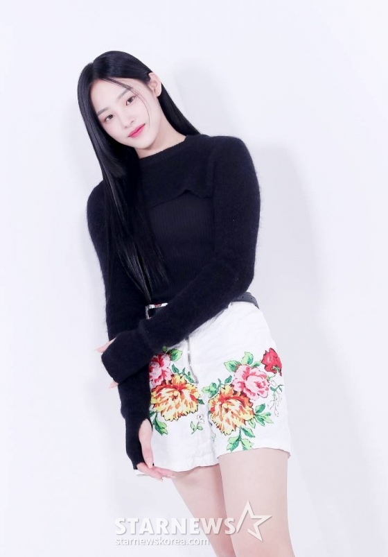 걸그룹 뉴진스(NewJeans, 민지 하니 다니엘 해린 혜인)가 &#039;2022 아시아 아티스트 어워즈 인 재팬&#039;(2022 Asia Artist Awards In JAPAN, 이하 2022 AAA)에서 대상과 신인상을 동시 수상하며 대세임을 입증했다.  뉴진스 민지가 스타뉴스와 &#039;2022 AAA&#039; 수상 인터뷰에 앞서 포즈를 취하고 있다.  2022년 7월 가요계 정식 데뷔 이후 채 7개월이 지난 가운데 데뷔곡 &#039;Attention&#039;을 시작으로 &#039;Hype Boy&#039; &#039;Cookie&#039;가 연이은 대박을 터트렸고 &#039;Ditto&#039;에 이어 &#039;OMG&#039;까지 엄청난 성과를 만들어 냈다.  이에 힘입어 뉴진스는 지난해 연말 일본 나고야에서 열린 &#039;2022 AAA&#039;에서의 올해의 퍼포먼스(대상), 신인상 2관왕 수상을 비롯해 가요 시상식을 그야말로 싹쓸이했다.  또 뉴진스는 최근 수록곡 &#039;Ditto&#039;와 타이틀곡 &#039;OMG&#039;로 미국 빌보드 메인 차트인 &#039;핫 100&#039;에 입성하는 신기록을 작성했다. 데뷔 6개월 만의 빌보드 &#039;핫 100&#039; 진입은 K-팝 아티스트 중 최단기간 신기록이자, 2016년 9월 이후 데뷔한 K-팝 아티스트로는 뉴진스가 처음이다. 빌보드가 공개한 최신 차트(1월 28일 자)에 따르면, &#039;Ditto는 &#039;핫 100&#039;에서 85위로 순위를 끌어올리며 2주 연속 차트인했고, &#039;OMG&#039;는 91위로 차트에 진입했다. /사진=김창현 기자 chmt@