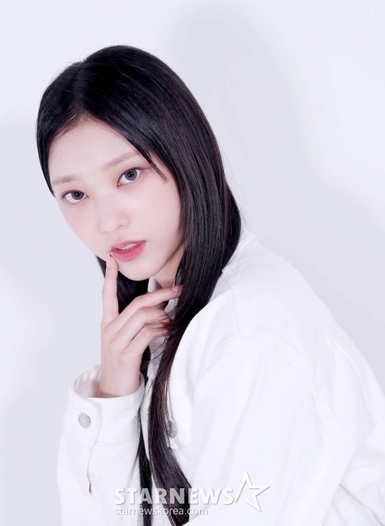 걸그룹 뉴진스(NewJeans, 민지 하니 다니엘 해린 혜인)가 &#039;2022 아시아 아티스트 어워즈 인 재팬&#039;(2022 Asia Artist Awards In JAPAN, 이하 2022 AAA)에서 대상과 신인상을 동시 수상하며 대세임을 입증했다.  뉴진스 해린이 스타뉴스와 &#039;2022 AAA&#039; 수상 인터뷰에 앞서 포즈를 취하고 있다.  2022년 7월 가요계 정식 데뷔 이후 채 7개월이 지난 가운데 데뷔곡 &#039;Attention&#039;을 시작으로 &#039;Hype Boy&#039; &#039;Cookie&#039;가 연이은 대박을 터트렸고 &#039;Ditto&#039;에 이어 &#039;OMG&#039;까지 엄청난 성과를 만들어 냈다.  이에 힘입어 뉴진스는 지난해 연말 일본 나고야에서 열린 &#039;2022 AAA&#039;에서의 올해의 퍼포먼스(대상), 신인상 2관왕 수상을 비롯해 가요 시상식을 그야말로 싹쓸이했다.  또 뉴진스는 최근 수록곡 &#039;Ditto&#039;와 타이틀곡 &#039;OMG&#039;로 미국 빌보드 메인 차트인 &#039;핫 100&#039;에 입성하는 신기록을 작성했다. 데뷔 6개월 만의 빌보드 &#039;핫 100&#039; 진입은 K-팝 아티스트 중 최단기간 신기록이자, 2016년 9월 이후 데뷔한 K-팝 아티스트로는 뉴진스가 처음이다. 빌보드가 공개한 최신 차트(1월 28일 자)에 따르면, &#039;Ditto는 &#039;핫 100&#039;에서 85위로 순위를 끌어올리며 2주 연속 차트인했고, &#039;OMG&#039;는 91위로 차트에 진입했다. /사진=김창현 기자 chmt@