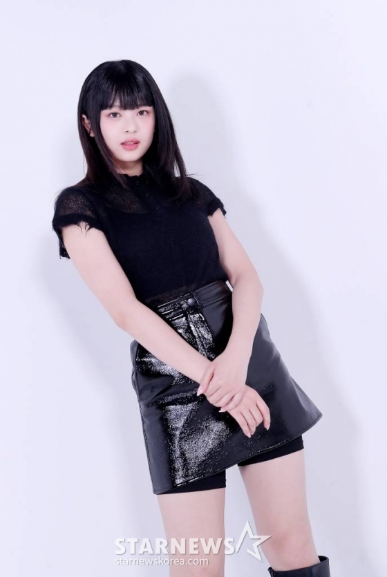 걸그룹 뉴진스(NewJeans, 민지 하니 다니엘 해린 혜인)가 &#039;2022 아시아 아티스트 어워즈 인 재팬&#039;(2022 Asia Artist Awards In JAPAN, 이하 2022 AAA)에서 대상과 신인상을 동시 수상하며 대세임을 입증했다.  뉴진스 하니가 스타뉴스와 &#039;2022 AAA&#039; 수상 인터뷰에 앞서 포즈를 취하고 있다.  2022년 7월 가요계 정식 데뷔 이후 채 7개월이 지난 가운데 데뷔곡 &#039;Attention&#039;을 시작으로 &#039;Hype Boy&#039; &#039;Cookie&#039;가 연이은 대박을 터트렸고 &#039;Ditto&#039;에 이어 &#039;OMG&#039;까지 엄청난 성과를 만들어 냈다.  이에 힘입어 뉴진스는 지난해 연말 일본 나고야에서 열린 &#039;2022 AAA&#039;에서의 올해의 퍼포먼스(대상), 신인상 2관왕 수상을 비롯해 가요 시상식을 그야말로 싹쓸이했다.  또 뉴진스는 최근 수록곡 &#039;Ditto&#039;와 타이틀곡 &#039;OMG&#039;로 미국 빌보드 메인 차트인 &#039;핫 100&#039;에 입성하는 신기록을 작성했다. 데뷔 6개월 만의 빌보드 &#039;핫 100&#039; 진입은 K-팝 아티스트 중 최단기간 신기록이자, 2016년 9월 이후 데뷔한 K-팝 아티스트로는 뉴진스가 처음이다. 빌보드가 공개한 최신 차트(1월 28일 자)에 따르면, &#039;Ditto는 &#039;핫 100&#039;에서 85위로 순위를 끌어올리며 2주 연속 차트인했고, &#039;OMG&#039;는 91위로 차트에 진입했다. /사진=김창현 기자 chmt@