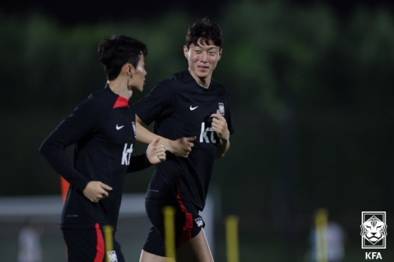 국가대표팀 훈련 중인 황의조(오른쪽). /사진=대한축구협회