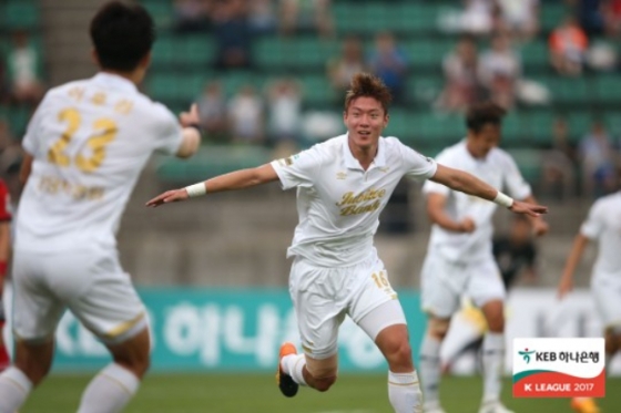 지난 2017년 성남FC 시절 황의조(가운데). /사진=한국프로축구연맹