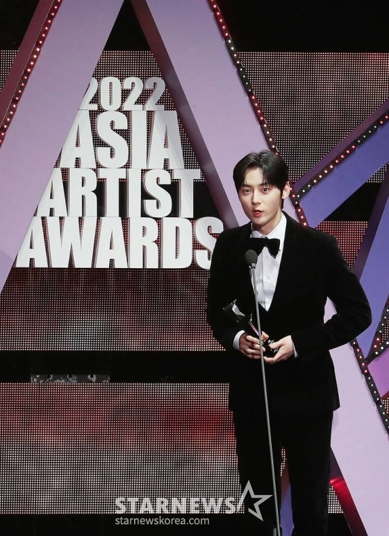 뉴이스트 황민현이 13일 오후 일본 나고야 니혼가이시홀에서 열린 스타뉴스-미디어보이 주최 '2022 Asia Artist Awards IN JAPAN'(2022 아시아 아티스트 어워즈, 이하 2022 AAA)에서 뉴웨이브 배우 부문을 수상한 뒤 소감을 말하고 있다.  스타뉴스와 미디어보이가 주최하고 Asia Artist Awards 조직위원회와 더스타파트너, 컬쳐 엔터테인먼트가 공동 주관하는 글로벌 NO.1 시상식 '2022 AAA'에는 올 한 해 동안 국내외에서 많은 사랑을 받은 가수, 배우들이 참석해 눈을 뗄 수 없는 화려한 글로벌 축제의 장을 펼친다. 2022.12.13 /사진=김창현 기자 chmt@