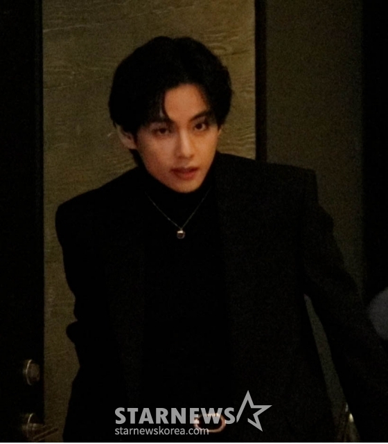 그룹 방탄소년단 뷔가 3일 오후 서울 마포구 상암 CJ E&amp;M센터에서 진행된 &#039;서진이네&#039; 제작발표회 녹화 일정을 마치고 나서고 있다. 2023.02.03 /사진=임성균 기자 tjdrbs23@