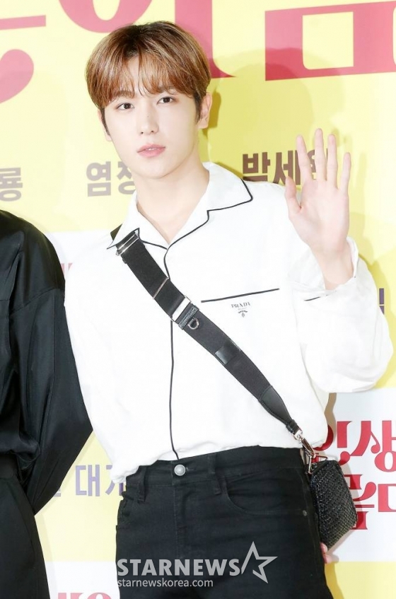 더보이즈 현재가 26일 오후 서울 송파구 롯데월드 타워 롯데시네마에서 열린 영화 &#039;인생은 아름다워&#039; VIP 시사회에 참석해 포즈를 취하고 있다.  &#039;인생은 아름다워&#039;는 자신의 생일선물로 첫사랑을 찾아 달라는 황당한 요구를 한 아내 세연(염정아 분)과 마지못해 그녀와 함께 전국 곳곳을 누비며 과거로의 여행을 떠나게 된 남편 진봉(류승룡 분)이 흥겨운 리듬과 멜로디로 우리의 인생을 노래하는 국내 최초의 주크박스 뮤지컬 영화다. 오는 28일 개봉. 2022.09.26 /사진=김창현 기자 chmt@