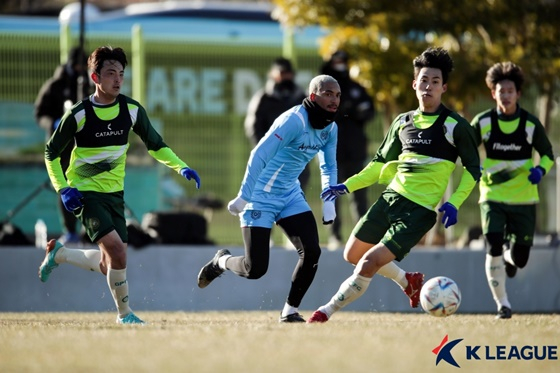 바셀루스(가운데 하늘색 유니폼). /사진=한국프로축구연맹 제공