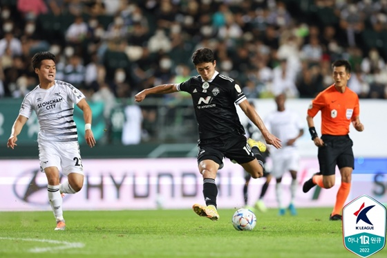 조규성(가운데 검은색 유니폼). /사진=한국프로축구연맹 제공