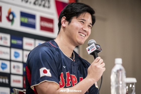 일본 야구 대표팀 유니폼을 입은 오타니 쇼헤이가 환하게 웃고 있다. /AFPBBNews=뉴스1