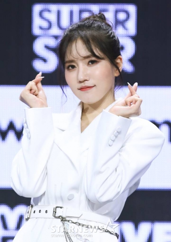  걸그룹 &#039;러블리즈&#039; 진이 1일 오후 온라인 생중계로 진행된 컴백 쇼케이스에서 포즈를 취하고 있다. /사진제공=울림엔터테인먼트