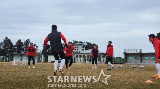 6일 제주 서귀포 시민축구장에서 훈련 중인 포항스틸러스 선수들. /사진=김명석 기자