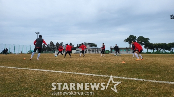 6일 제주 서귀포 시민축구장에서 훈련 중인 포항스틸러스 선수들. /사진=김명석 기자