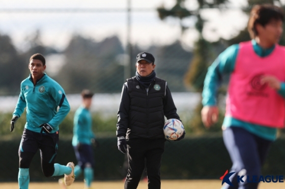 안산그리너스 훈련을 지휘하고 있는 임종헌(가운데) 감독. /사진=한국프로축구연맹