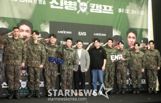 전승훈, 이상진, 남태우, 장동민, 민진기 감독, 문태주 CP, 최영재, 김현규, 차영남, 이충구가 6일 오후 서울 상암동 스탠포드 호텔에서 진행된 ENA 예능 &#039;신병캠프&#039; 제작발표회에 참석해 포즈를 취하고 있다.  드라마 &#039;신병&#039;의 예능 스핀오프이자 대한민국을 강타했던 레전드 군대 콘텐츠의 세계관을 통합하는 군예능 대통합 프로젝트 &#039;신병캠프&#039;는 오늘(6일) 첫 방송된다. /2023.02.06 /사진=이동훈 기자 photoguy@