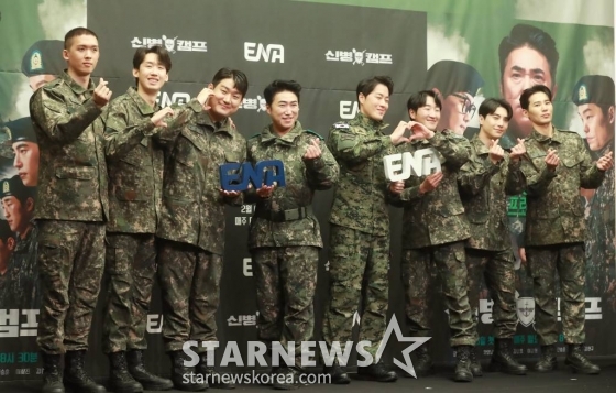 전승훈, 이상진, 남태우, 장동민, 최영재, 김현규, 차영남, 이충구가 6일 오후 서울 상암동 스탠포드 호텔에서 진행된 ENA 예능 &#039;신병캠프&#039; 제작발표회에 참석해 포즈를 취하고 있다.  드라마 &#039;신병&#039;의 예능 스핀오프이자 대한민국을 강타했던 레전드 군대 콘텐츠의 세계관을 통합하는 군예능 대통합 프로젝트 &#039;신병캠프&#039;는 오늘(6일) 첫 방송된다. /2023.02.06 /사진=이동훈 기자 photoguy@