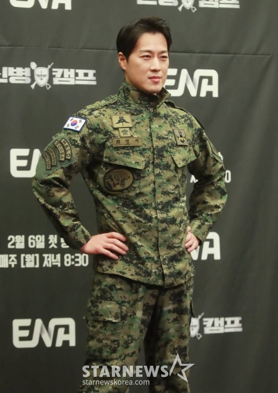 방송인 최영재가 6일 오후 서울 상암동 스탠포드 호텔에서 진행된 ENA 예능 &#039;신병캠프&#039; 제작발표회에 참석해 포즈를 취하고 있다.  드라마 &#039;신병&#039;의 예능 스핀오프이자 대한민국을 강타했던 레전드 군대 콘텐츠의 세계관을 통합하는 군예능 대통합 프로젝트 &#039;신병캠프&#039;는 오늘(6일) 첫 방송된다. /2023.02.06 /사진=이동훈 기자 photoguy@