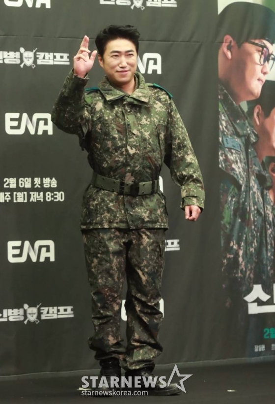 코미디언 장동민이 6일 오후 서울 상암동 스탠포드 호텔에서 진행된 ENA 예능 &#039;신병캠프&#039; 제작발표회에 참석해 포즈를 취하고 있다.  드라마 &#039;신병&#039;의 예능 스핀오프이자 대한민국을 강타했던 레전드 군대 콘텐츠의 세계관을 통합하는 군예능 대통합 프로젝트 &#039;신병캠프&#039;는 오늘(6일) 첫 방송된다. /2023.02.06 /사진=이동훈 기자 photoguy@
