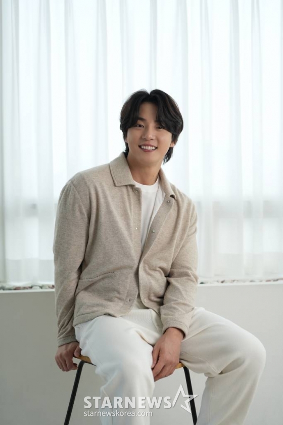 영화 &#039;우리 사랑이 향기로 남을 때&#039;의 주연배우 윤시윤이 6일 진행된 인터뷰를 위해 포즈를 취하고 있다.  일도 연애도 마음 같지 않은 창수(윤시윤 분)와 모든 걸 가졌지만 연애는 쉽지 않은 아라(설인아 분), 두 사람의 앞에 사랑에 빠지게 만드는 향수가 등장하며 펼쳐지는 로맨스 &#039;우리 사랑이 향기로 남을 때&#039;는 오는 8일 개봉한다. /사진제공=콘텐츠존 2023.02.06 /사진=이동훈 기자 photoguy@