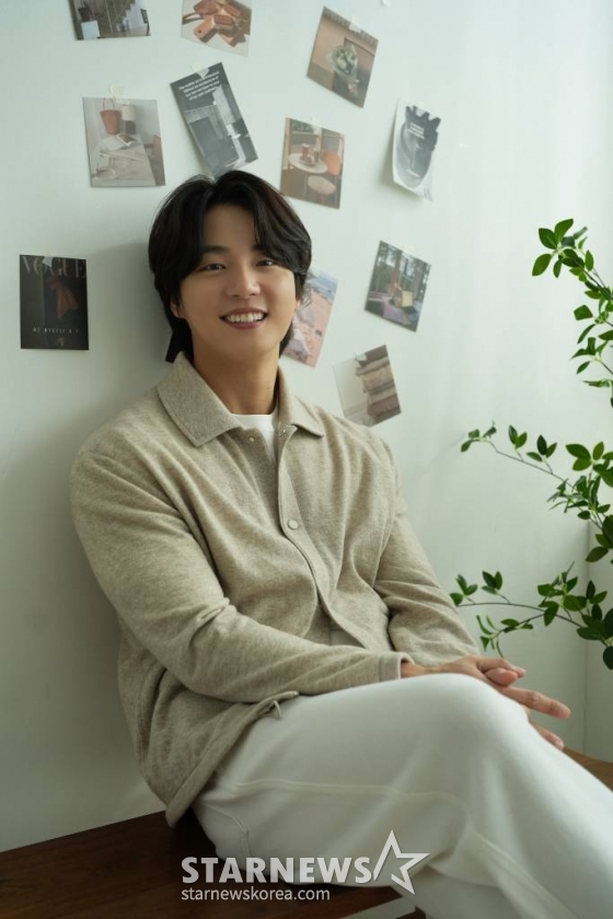 영화 &#039;우리 사랑이 향기로 남을 때&#039;의 주연배우 윤시윤이 6일 진행된 인터뷰를 위해 포즈를 취하고 있다.  일도 연애도 마음 같지 않은 창수(윤시윤 분)와 모든 걸 가졌지만 연애는 쉽지 않은 아라(설인아 분), 두 사람의 앞에 사랑에 빠지게 만드는 향수가 등장하며 펼쳐지는 로맨스 &#039;우리 사랑이 향기로 남을 때&#039;는 오는 8일 개봉한다. /사진제공=콘텐츠존 2023.02.06 /사진=이동훈 기자 photoguy@
