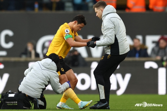 리버풀전에서 햄스트링 부상을 당한 황의찬(가운뎨 노란색 유니폼). /사진=AFPBBNews=뉴스1