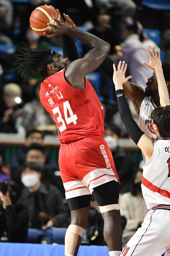 SK 자밀 워니(왼쪽)가 7일 서울 잠실학생체육관에서 열린 2022~2023 SKT 에이닷 프로농구 5라운드 현대모비스와 경기 도중 슛을 시도하고 있다. /사진=KBL 제공