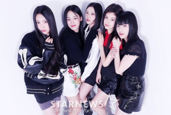 걸그룹 뉴진스(NewJeans, 민지 하니 다니엘 해린 혜인)가 &#039;2022 아시아 아티스트 어워즈 인 재팬&#039;(2022 Asia Artist Awards In JAPAN, 이하 2022 AAA)에서 대상과 신인상을 동시 수상하며 대세임을 입증했다.  뉴진스가 스타뉴스와 &#039;2022 AAA&#039; 수상 인터뷰에 앞서 포즈를 취하고 있다.   2022년 7월 가요계 정식 데뷔 이후 채 7개월이 지난 가운데 데뷔곡 &#039;Attention&#039;을 시작으로 &#039;Hype Boy&#039; &#039;Cookie&#039;가 연이은 대박을 터트렸고 &#039;Ditto&#039;에 이어 &#039;OMG&#039;까지 엄청난 성과를 만들어 냈다.  이에 힘입어 뉴진스는 지난해 연말 일본 나고야에서 열린 &#039;2022 AAA&#039;에서의 올해의 퍼포먼스(대상), 신인상 2관왕 수상을 비롯해 가요 시상식을 그야말로 싹쓸이했다.   또 뉴진스는 최근 수록곡 &#039;Ditto&#039;와 타이틀곡 &#039;OMG&#039;로 미국 빌보드 메인 차트인 &#039;핫 100&#039;에 입성하는 신기록을 작성했다. 데뷔 6개월 만의 빌보드 &#039;핫 100&#039; 진입은 K-팝 아티스트 중 최단기간 신기록이자, 2016년 9월 이후 데뷔한 K-팝 아티스트로는 뉴진스가 처음이다. 빌보드가 공개한 최신 차트(1월 28일 자)에 따르면, &#039;Ditto는 &#039;핫 100&#039;에서 85위로 순위를 끌어올리며 2주 연속 차트인했고, &#039;OMG&#039;는 91위로 차트에 진입했다. /사진=김창현 기자 chmt@